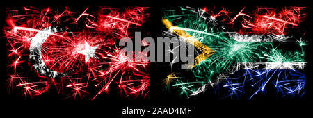 La Turquie, turque contre l'Afrique du Sud, d'Afrique Nouvel An fête drapeaux fireworks mousseux fond concept. Combinaison de deux états abstraits des drapeaux. Banque D'Images