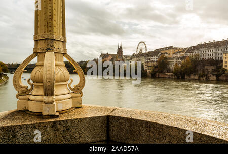 Le grand-Bâle vieille ville avec la Cathédrale de Bâle sur le Rhin à Bâle un jour de pluie, Suisse Banque D'Images