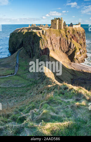 Dunnottar Castle sur de hautes falaises donnant sur la mer du Nord. L'Aberdeenshire, Ecosse Banque D'Images