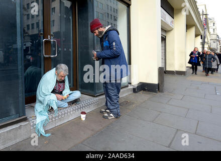 Londres, Angleterre, Royaume-Uni. Deux hommes sans-abri dans le Strand Banque D'Images