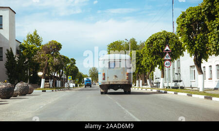 Urss GAZ voiture camion dans Village sur la route Banque D'Images