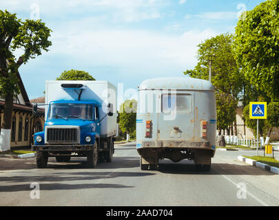 Urss GAZ voiture camion dans Village sur la route Banque D'Images