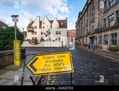 Leith, Édimbourg, Écosse, Royaume-Uni. 21 Nov, 2019. Les trams pour Newhaven travail commence : rues fermées à la circulation pendant les 2 ou 3 prochaines années pour construire l'extension de la ligne de tramway d'Édimbourg à Newhaven, avec plus de 8 arrêts plus de 2,91 milles. Les Trams est ainsi lancée en 2023, qui coûte €207,3 millions. Les dérivations dans les place ont causé des problèmes avec la circulation dans les ruelles pavées des voies de Leith. Le travail est entrepris par la SFN (Sacyr Farrans Neopul) et MUS (Morrison) des services publics. Une diversion sur la rue Water pour les poids lourds d'éviter les ruelles Banque D'Images