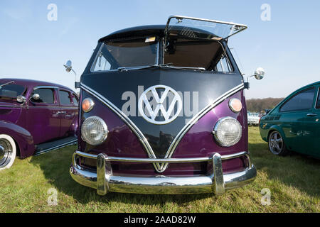 Violet entièrement restauré par écran partagé Volkswagen Camping-lors d'une réunion de véhicules classique dans au Mont Rushmore, UK - 19 avril, 2019 Banque D'Images