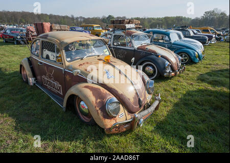 Ligne de vintage Volkswagen Voitures lors d'une réunion de véhicules classique dans au Mont Rushmore, UK - 19 avril, 2019 Banque D'Images