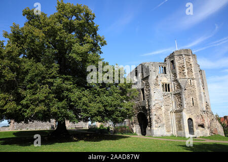 Château de Newark et jardins bordés par le reste des murs du château de Newark qui fut en partie détruite en 1646, à la fin de la guerre civile anglaise. L Banque D'Images