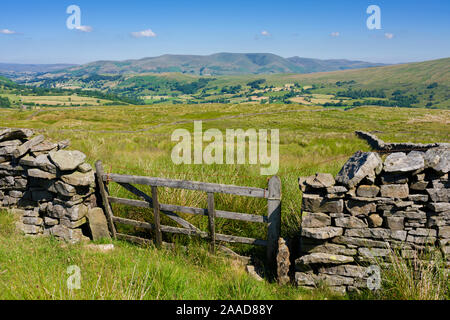 La vue sur l'occupation de Dentdale Road dans le Yorkshire Dales National Park Cap Sud avec les monts au-delà, Cumbria, Angleterre. Banque D'Images