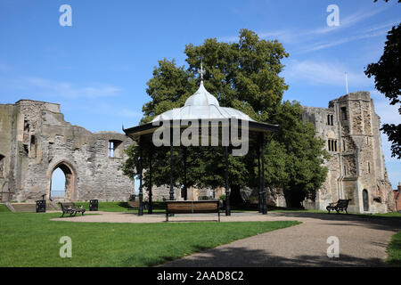 Château de Newark et jardins bordés par le reste des murs du château de Newark qui fut en partie détruite en 1646, à la fin de la guerre civile anglaise. L Banque D'Images