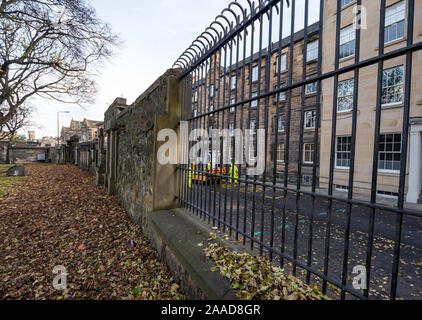 Leith, Édimbourg, Écosse, Royaume-Uni. 21 Nov, 2019. Les trams pour Newhaven travail commence : Constitution Street est fermée à la circulation pendant les 2 ou 3 prochaines années pour construire l'extension de la ligne de tramway d'Édimbourg de à Newhaven, avec plus de 8 arrêts plus de 2,91 milles. Le mur sud de la liste Leith Église Paroissiale cimetière sera reconstruit et 200 corps en tombes médiévales supprimé Banque D'Images