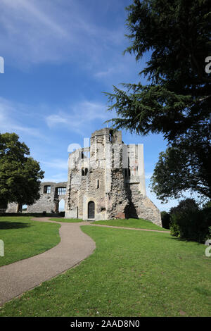 Château de Newark et jardins bordés par le reste des murs du château de Newark qui fut en partie détruite en 1646, à la fin de la guerre civile anglaise. L Banque D'Images