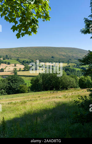 La vue sur Dentdale vers Aye Gill Brochet et prends la colline dans le Parc National des Yorkshire Dales, Cumbria, Angleterre. Banque D'Images