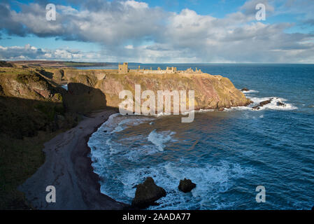 Dunnottar Castle sur de hautes falaises donnant sur la mer du Nord. L'Aberdeenshire, Ecosse Banque D'Images