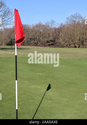 Drapeau Rouge sur vert golf course Banque D'Images