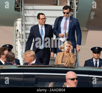 Le secrétaire du Trésor américain Steve Mnuchin, (à gauche), ainsi que des conseillers présidentiels Jared Kushner (droite) et Ivanka Trump (avant)--aussi président Donald Trump's gendre et fille--arrivent avec prés. Trump à Austin Bergstrom International Airport à tour une usine de montage d'Apple dans North Austin. Banque D'Images