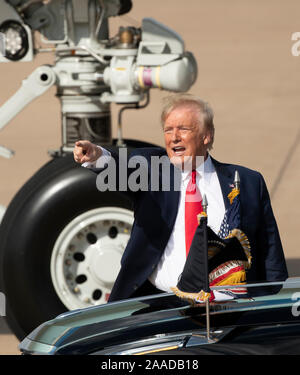 Le président américain, Donald J. Trump reconnaît une foule de supporters invités comme il arrive à l'aéroport international Austin Bergstrom pour une courte visite d'une usine de montage d'Apple dans North Austin. Banque D'Images