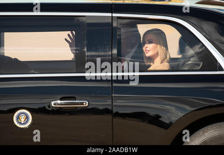 Ivanka Trump, fille de Donald Trump prés., regarde la foule d'invités comme elle arrive à Austin Bergstrom International Airport au Texas pour une courte visite d'une usine de montage d'Apple dans North Austin. Elle et son entourage, y compris le président et son mari, Jared Kushner, s'asseoir dans une limousine Cadillac spécialisé surnommé 'la bête'. Banque D'Images