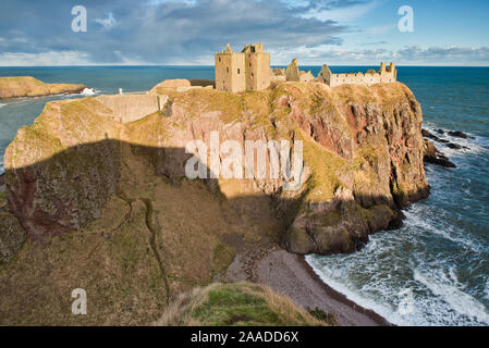 Dunnottar Castle sur de hautes falaises donnant sur la mer du Nord. L'Aberdeenshire, Ecosse Banque D'Images