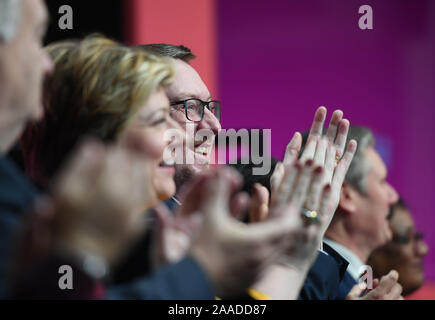 Les membres du cabinet fantôme du Parti travailliste du écouter parler Jeremy Corbyn lors du lancement de son manifeste du parti à Birmingham. Banque D'Images