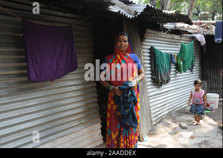 Pune ; Maharashtra Inde ; Décembre 2015 : Asie Du Sud-Est - Femme Indienne Rurale Dessèchant Ses Vêtements Banque D'Images