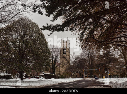 Rochester, New York, USA. Le 15 novembre 2019. Vue de l'Ave et St Paul's Episcopal Church on East Avenue, à Rochester, NY après un automne snowfal Banque D'Images