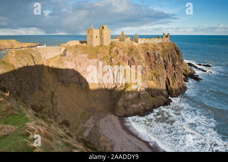 Dunnottar Castle sur de hautes falaises donnant sur la mer du Nord. L'Aberdeenshire, Ecosse Banque D'Images