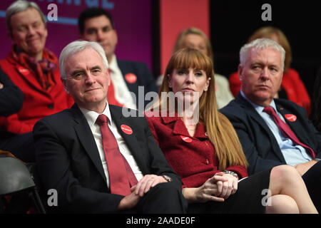 Les membres du cabinet fantôme du Parti travailliste du écouter parler Jeremy Corbyn lors du lancement de son manifeste du parti à Birmingham. Banque D'Images