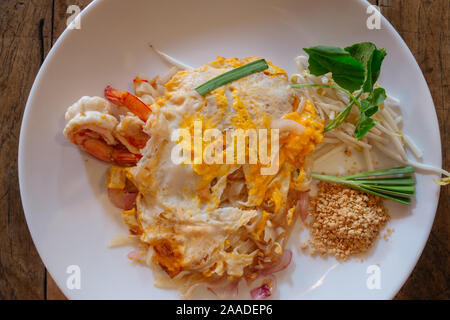 L'alimentation locale appelée nouilles pad thaï aux crevettes. L'alimentation de rue à Bangkok, Thaïlande. Banque D'Images