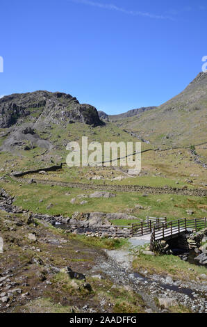 Pont sur Grisedale beck et Eagle Crag, Grisedale, Cumbria Banque D'Images