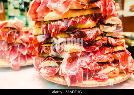 Pile de jambon serrano, sandwichs sandwich typiquement espagnol, pour les touristes. Banque D'Images
