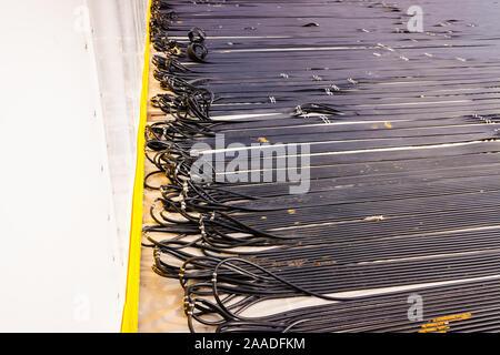 Tuyau en plastique noir pour refroidir l'eau d'une patinoire. Banque D'Images