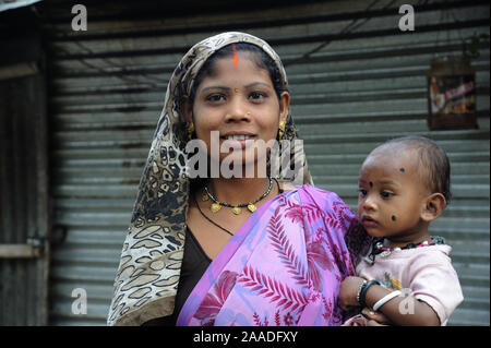 Pune ; Maharashtra ; Inde ; décembre 2015 : Asie du Sud-est - gros plan de la femme rurale indienne avec son enfant Banque D'Images