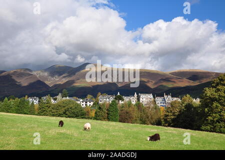 Keswick, Cumbria Fells derrière Banque D'Images