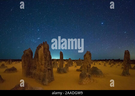 Les pinacles de nuit, formations calcaires. Le Parc National de Nambung, près de Cervantes, l'ouest de l'Australie Banque D'Images