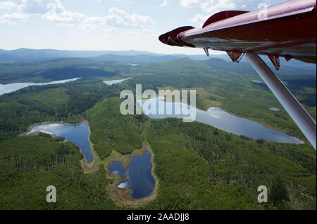 Vue aérienne des lacs dans les Rocheuses du Nord à partir d'un de Havilland Canada DHC-3 Otter Turbo, zone protégée Muskwa-Kechika, British Columbia, Canada, juillet 2011 . Pour le Projet Eau douce photographié Banque D'Images