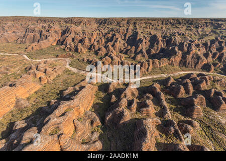 Vue aérienne de l'Bungle Bungles. Les formations rocheuses sont causés par l'érosion de grès karstique, le Parc National de Purnululu, UNESCO World Heritage Site, Kimberley, Australie occidentale. Août 2016. Banque D'Images