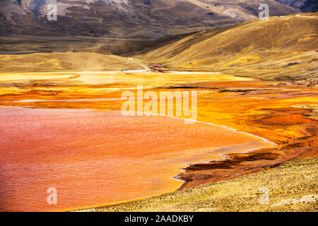 Miluni Laguna un réservoir alimenté par l'eau de fonte glaciaire de la Communauté andine pic de Huayna Potosi. Que le changement climatique provoque la fonte des glaciers, l'approvisionnement en eau de La Paz, la capitale de la Bolivie est rapidement. Andes, en Bolivie. Octobre 2015. Banque D'Images