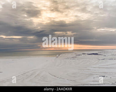 Le lever du soleil sur la toundra gelée le long de la Baie d'Hudson à Churchill, Manitoba, Canada. Banque D'Images