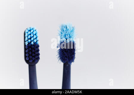 Couleur bleu et d'une brosse à dents dans la tasse on white Banque D'Images