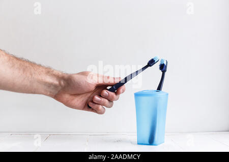 Nouvelle et vieille brosse dans la salle de bains Banque D'Images