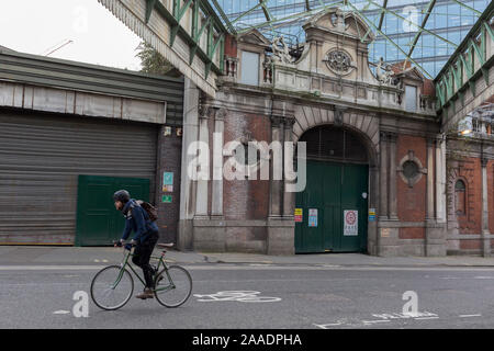 Un paysage urbain d'entreprises fermées dans l'ancien marché de viande de Smithfield qui est en attente de réaménagement futur, le 20 novembre 2019, à Smithfield dans la ville de Londres, en Angleterre. En mars 2015, le Museum of London a révélé l'intention de quitter son site de Barbican et entrer dans l'édifice du marché. Le coût du déménagement est évalué à environ 70 millions de livres et, si le financement peut être réalisé, devrait être achevé en 2021. Il y a eu un marché à cet emplacement depuis la Bartholomew Fair a été créé en 1133 par des moines Augustins. Banque D'Images