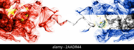 La Chine, le chinois contre El Salvador, salvadorienne smoky mystic États-Unis drapeaux placés côte à côte. Concept et l'idée d'épaisseur soyeuse de couleur fumée abstrait drapeaux Banque D'Images