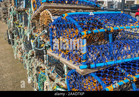 Gros plan de piles de pots de homard et de crabe industrie de la pêche en mer sur le quai Scarborough North Yorkshire Angleterre Royaume-Uni Grande-Bretagne Banque D'Images