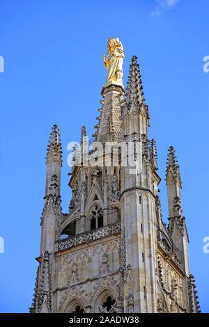 Haut de la flèche de la magnifique cathédrale St André qui est à partir de la 12e et la 14e siècle et est un UNESCO World Heritage site, dans le centre de Banque D'Images