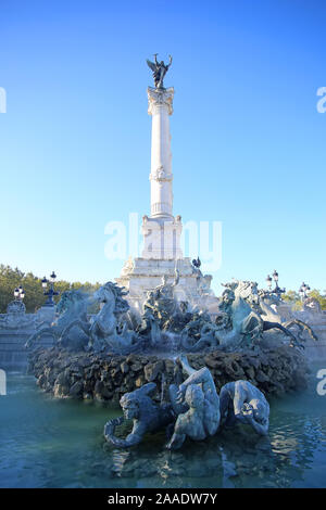 Monument avec une fontaine et colonne imposante érigé pour honorer les révolutionnaires Girondin situé dans la Place des Quinconces, Bordeaux, France. Banque D'Images