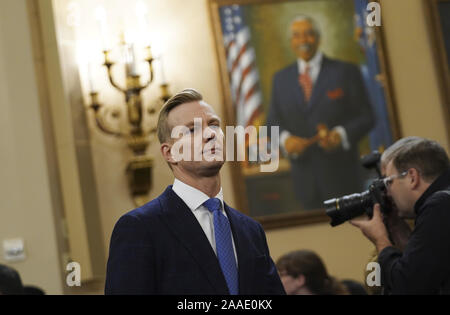 Washington, United States. 21 Nov, 2019. David Holmes, un fonctionnaire de l'ambassade des États-Unis en Ukraine, arrive à témoigner devant la chambre de mise en accusation du Comité sur le renseignement en audience le président Donald Trump sur la colline du Capitole à Washington, DC, le jeudi 21 novembre, 2019. Credit : UPI/Alamy Live News Banque D'Images