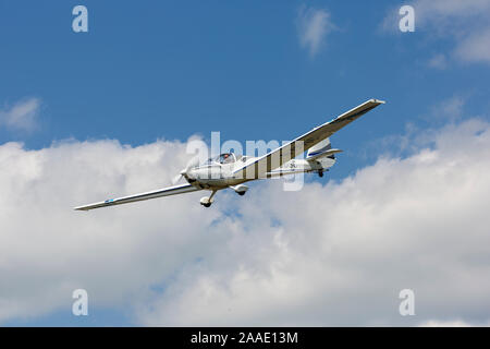 Scheibe SF.25C Falke planeur motorisé, immatriculé G-CDSC, arrivant sur la terre à l'Aérodrome de Dunkeswell, Devon Banque D'Images