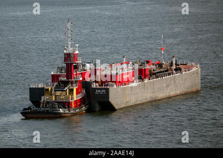 Les barges et remorqueurs d'huile sur le fleuve Hudson. Nouvelle Ville USA Banque D'Images