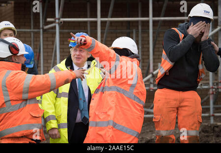 Premier ministre Boris Johnson (centre gauche) au cours d'une visite à David Wilson Homes à Bedford, tandis que sur la campagne électorale pour l'élection générale. Banque D'Images