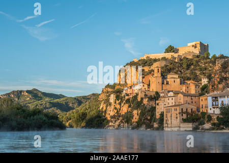 Lever du soleil au château de Miravet, ville Méditerranéenne, Tarragone. Catalogne Banque D'Images