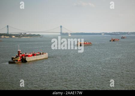 Les barges et remorqueurs d'huile sur le fleuve Hudson. Nouvelle Ville USA Banque D'Images